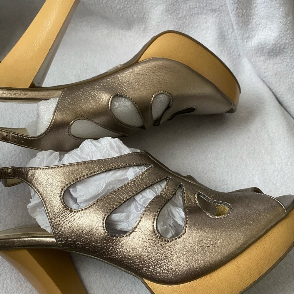 Xhilaration Sz 10 gold platform sandal